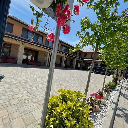 Tiszakécske Voeroes Alom Panzio B&B 외부 사진
